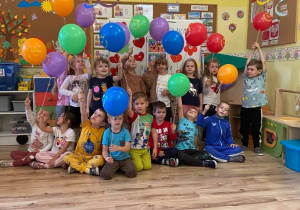 Dzieci z balonami.